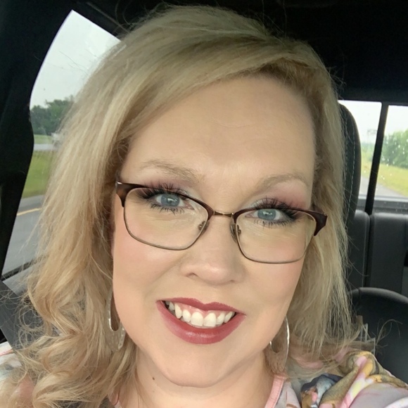 Meet your Posher, Jennifer - Picture 1 of 1